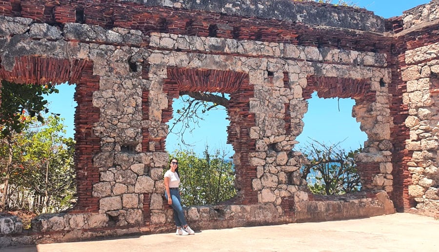 El autor en una vieja casa abandonada