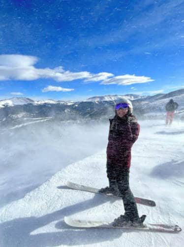 Abigail Bliss, sonriendo para una foto mientras esquiaba en Breckenridge Ski Resort