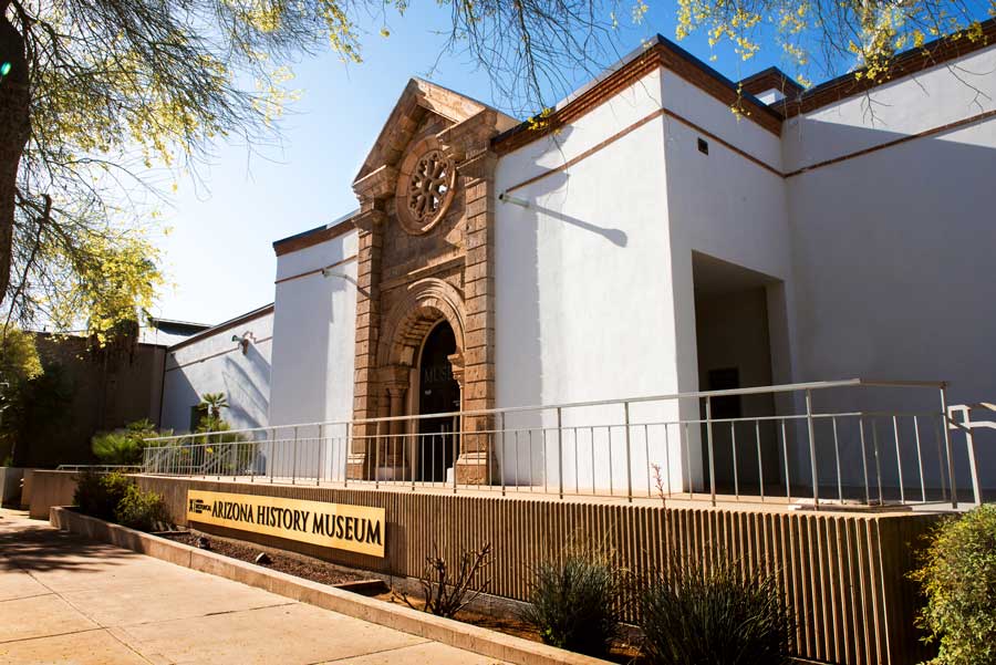 El Museo de Historia de Arizona desde el exterior bajo el cielo azul claro