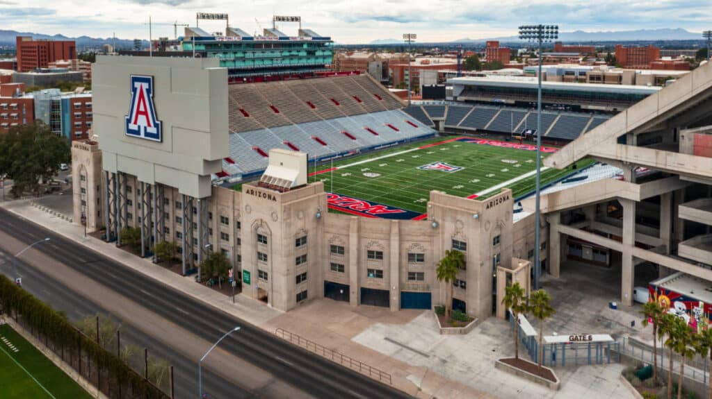 Vista aérea del estadio de fútbol de los Wildcats dentro del estadio de la Universidad de Arizona en Tucson