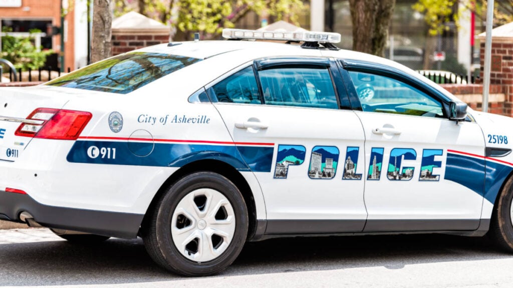 Mirada de cerca al coche de policía en la calle de Asheville