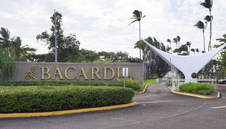 Vista de la entrada a la Fábrica Bacardí