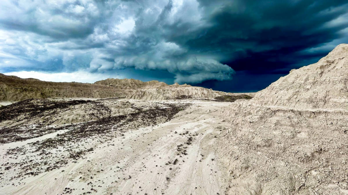 Un cielo oscuro en el Parque Nacional Badlands