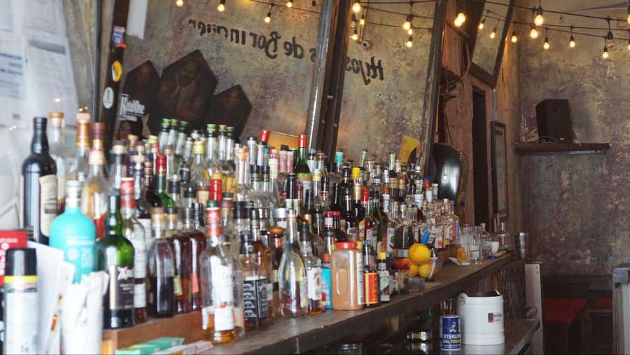 Botella de licores exhibida en una barra en San Juan, Puerto Rico