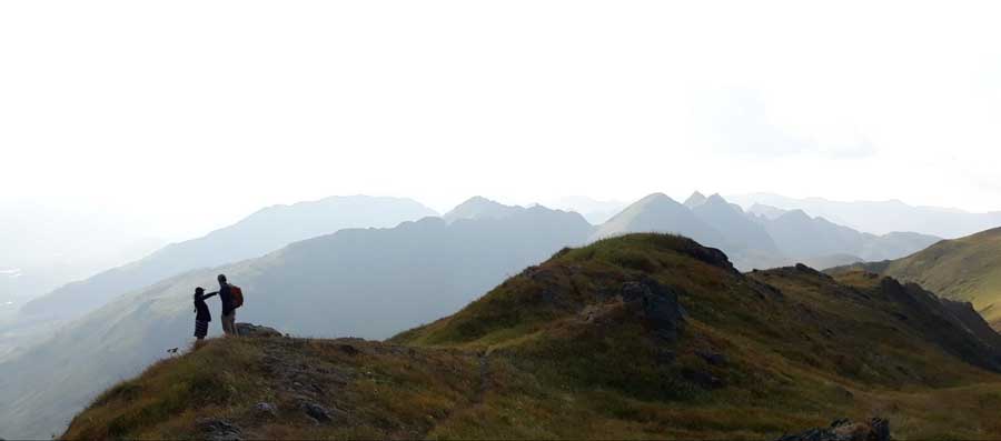 Dos personas durante su caminata en Barometer Mountain