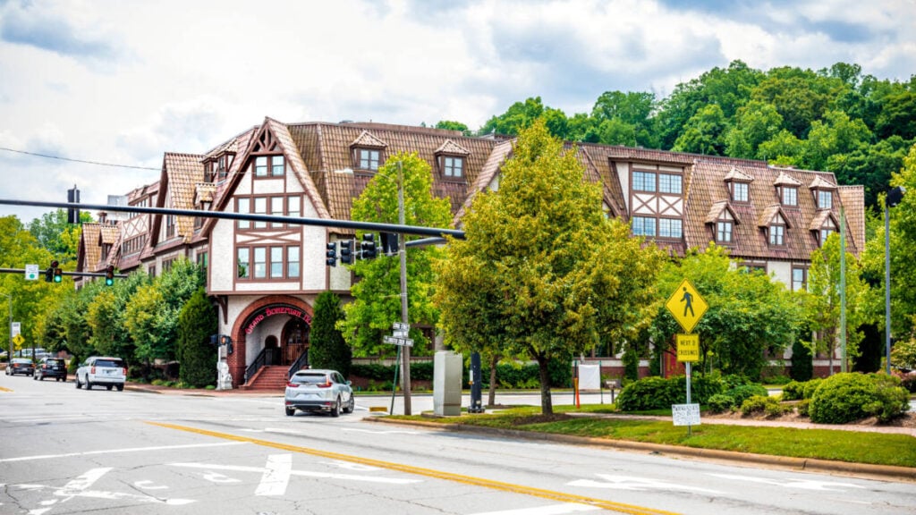Vista exterior de Biltmore Village desde el otro lado de la calle en Asheville