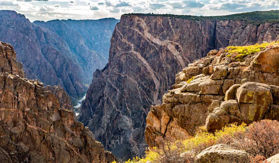 Vista panorámica desde el Parque Nacional Cañón Negro del Gunnison durante la temporada de otoño