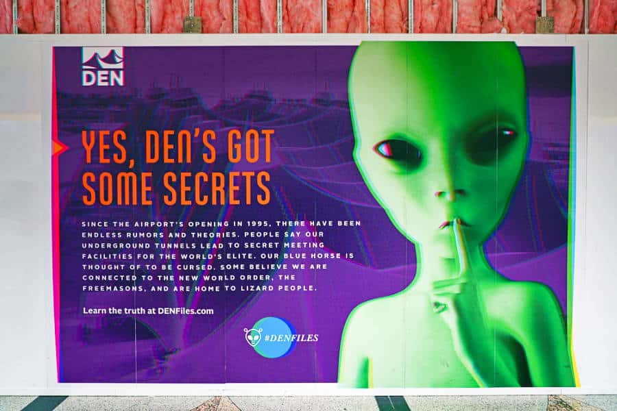 Un póster de una divertida teoría de la conspiración sobre “Blucifer” y el Aeropuerto Internacional de Denver