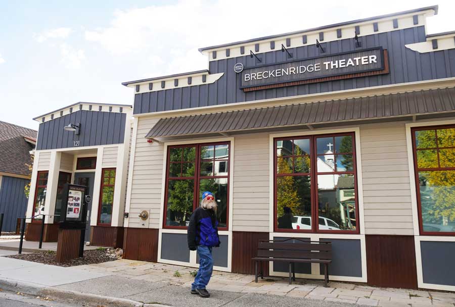 Vista de un hombre frente al teatro Breckenridge Backstage