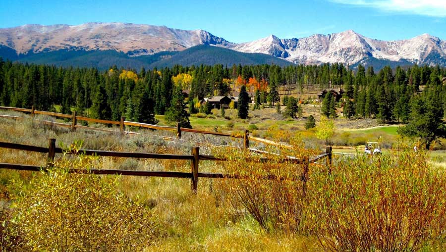 Vista desde Breckenridge Golf Club durante la temporada de otoño