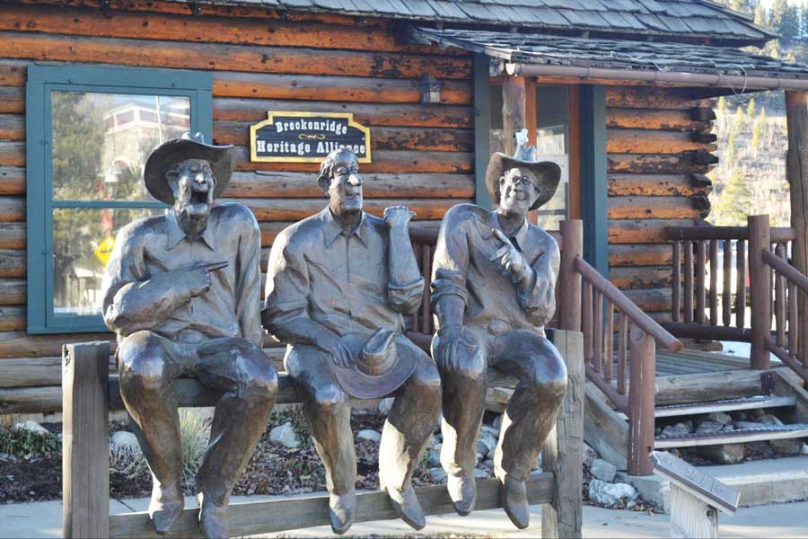 Vista de una escultura frente a Breckenridge Heritage Alliance