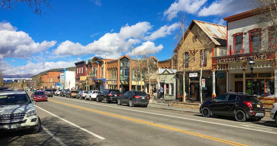 Autos estacionados al costado de la calle principal en Breckenridge