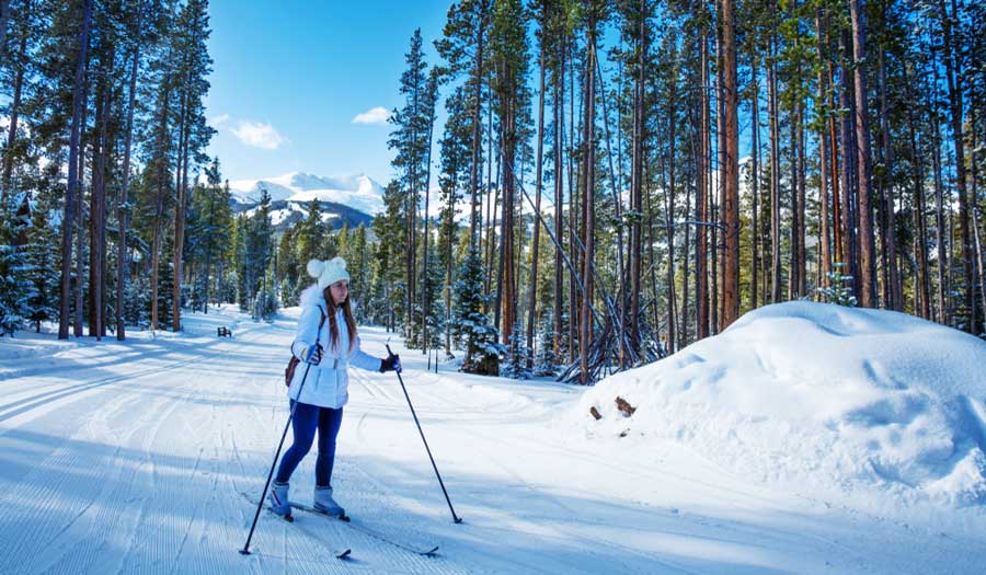Vista de una mujer esquiando en Breckenridge Nordic Centre