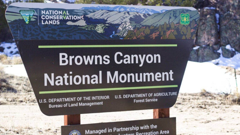 Mirada de cerca a la señal histórica del Monumento Nacional Browns Canyon