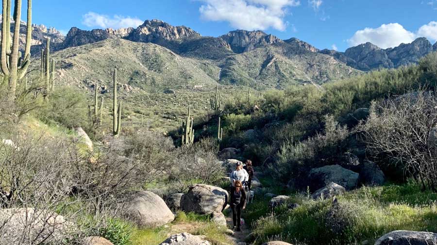 La autora y su familia durante su caminata en el Parque Estatal Catalina