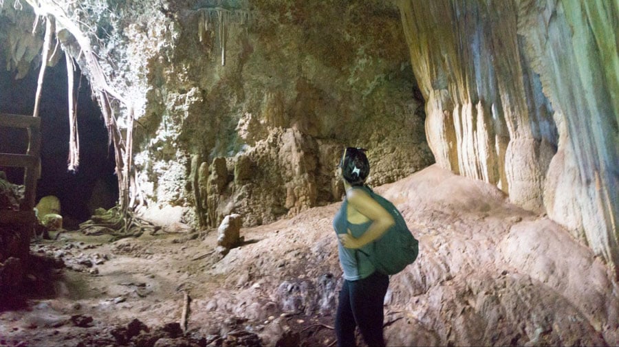 El autor dentro de una cueva en Puerto Rico