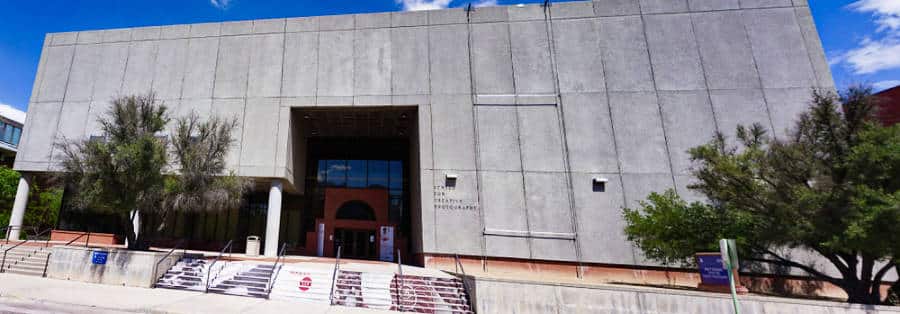 Fachada del Centro de Fotografía Creativa en el campus de la Universidad de Arizona