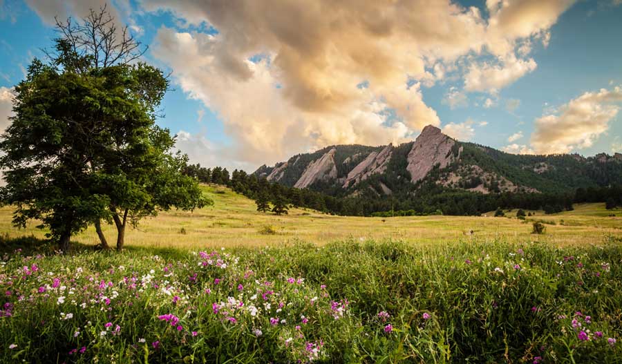 Vista panorámica desde el parque Chautauqua durante la puesta de sol en Colorado