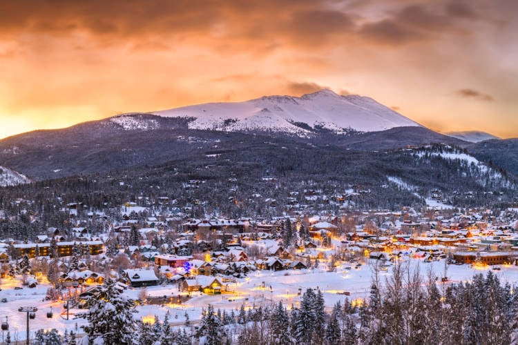 Vista de la puesta de sol sobre las Montañas Rocosas con la ciudad de Breckenridge en primer plano