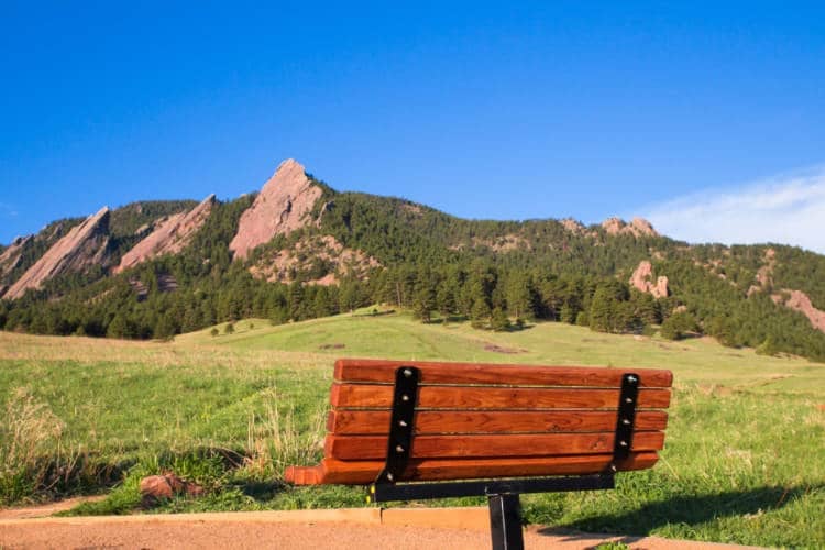 Un banco frente a Boulder Flatirons
