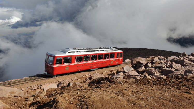 Un tranvía rojo sube a Pikes Peak