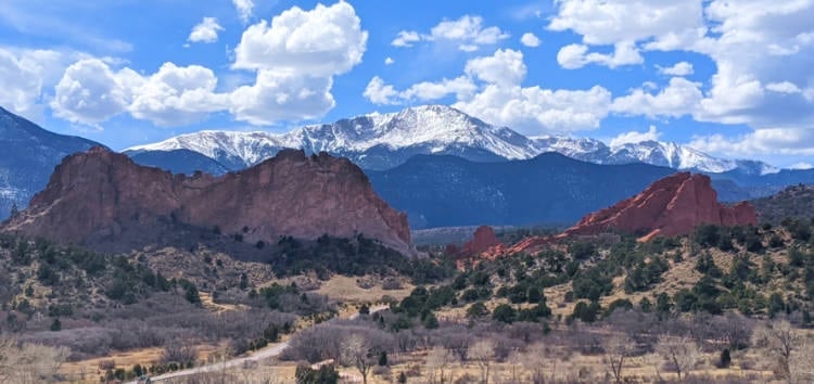 Vista del Jardín de los Dioses con Pikes Peak al fondo