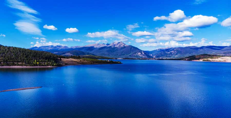 Vista panorámica desde el agua azul y el cielo azul claro en Dillon Reservoir