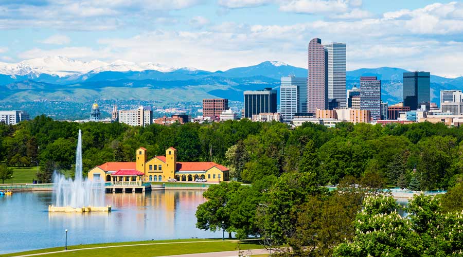 Con vistas a la vista de Downtown City Park en Denver, Colorado