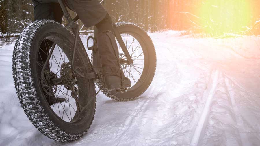 Vista de una bicicleta gorda en la nieve