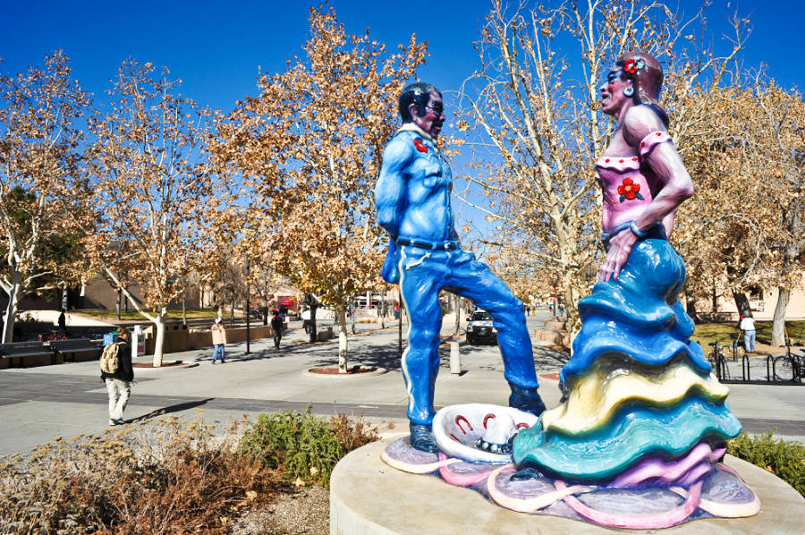 Una colorida escultura de fibra de vidrio de una pareja de baile de Luis Jiménez