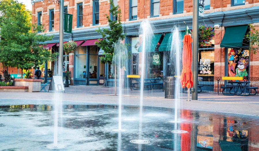 Vista de la fuente de agua en la Plaza de la Ciudad Vieja 