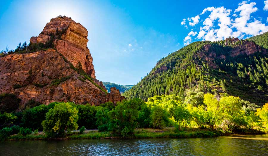 Ver mientras camina a Hanging Lake en Colorado