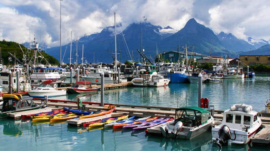 Vista de barcos en un puerto en Valdez, Alaska
