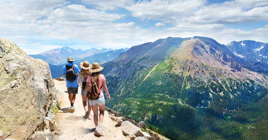 Gente con su mochila en una caminata en Colorado durante el verano