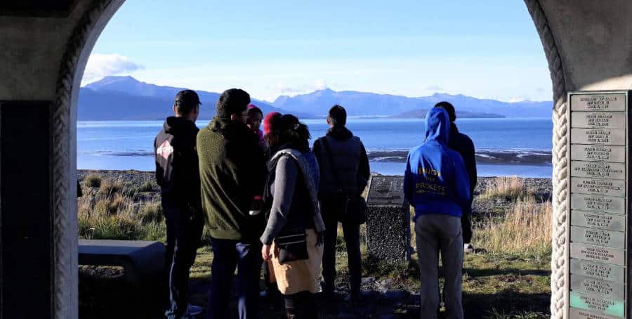 Vista de la gente en el Homer's Fishermen's Memorial en Alaska