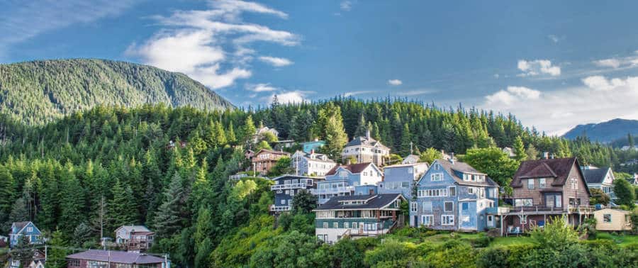 Vista panorámica de casas en Ketchikan, Alaska