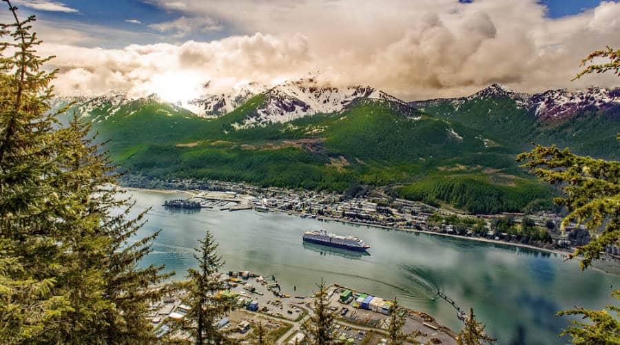 Vista aérea de barcos en un río en Juneau, Alaska