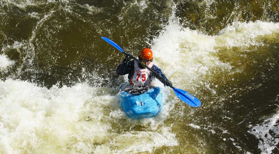 Un hombre disfruta de navegar en kayak por las aguas rápidas en Frisco, Colorado