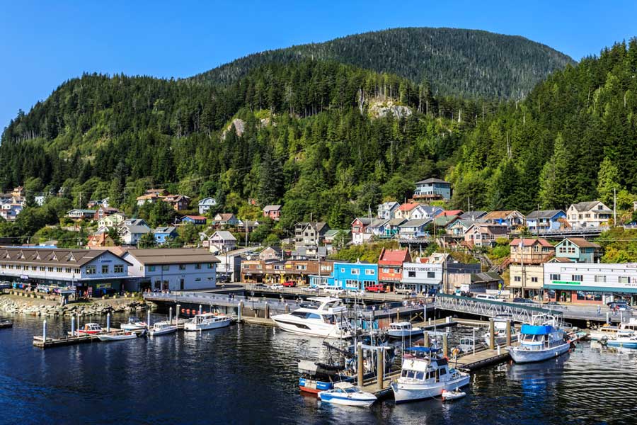 Vista de casas y barcos en la costa de Ketchikan