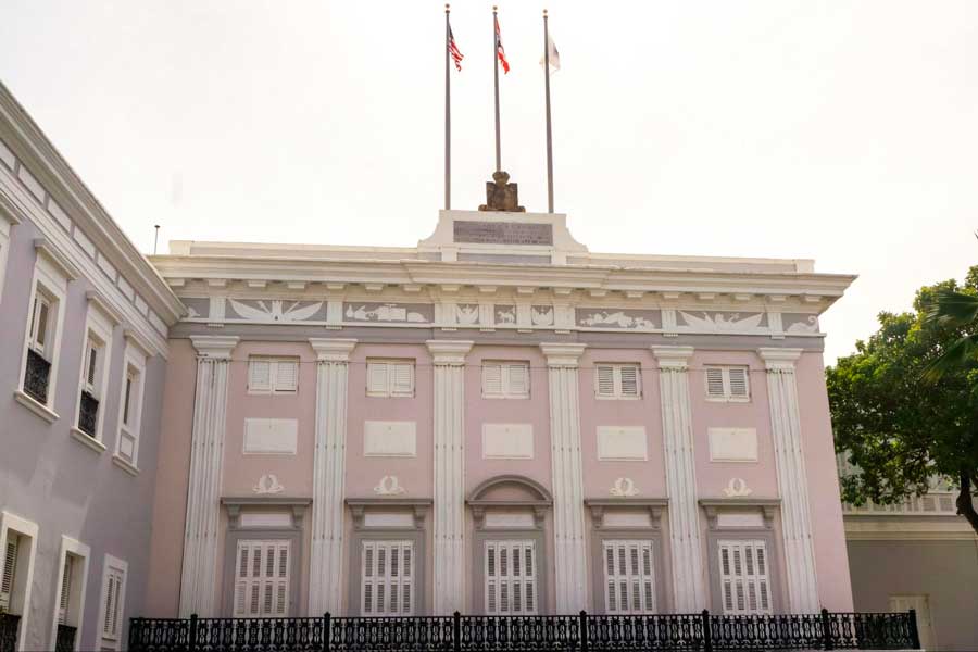 Edificio La Fortaleza desde el exterior
