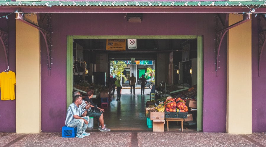 Vista de la entrada del Mercado de Santurce y algunos vendedores sentados para descansar