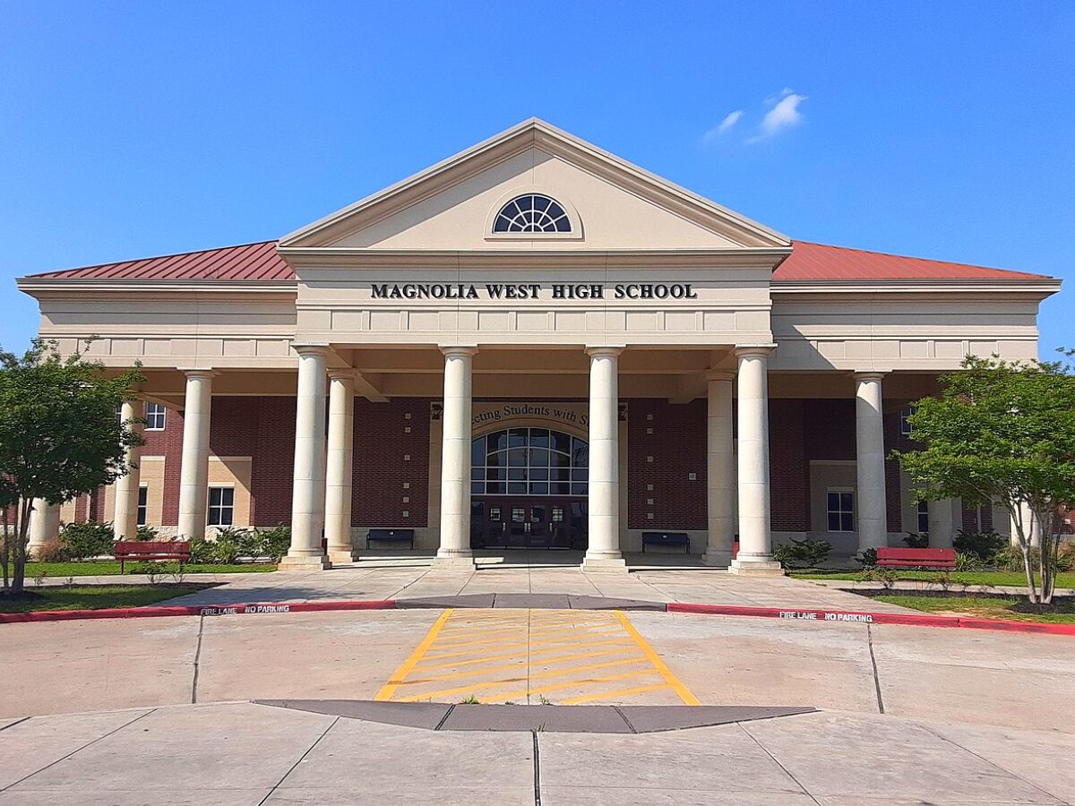 Escuela Secundaria Magnolia West Distrito Escolar Independiente de Magnolia.  Ubicado en el condado de Montgomery no incorporado cerca de Magnolia Texas.  - Noticias, lugares, comida, recreación y vida de Texas.