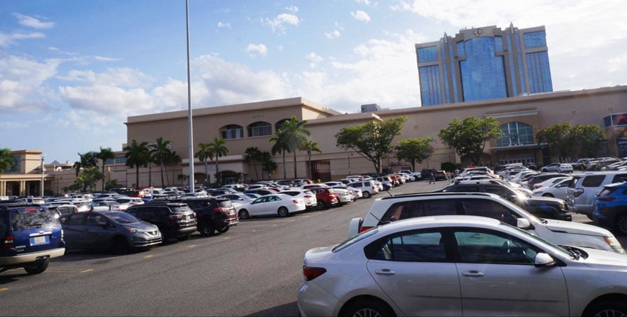 Vista de autos estacionados afuera de un centro comercial en San Juan