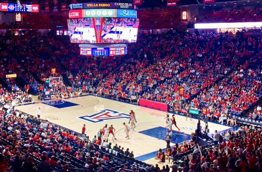Ver dentro de la arena de personas viendo el partido de baloncesto de los Wildcats contra Nicholls State