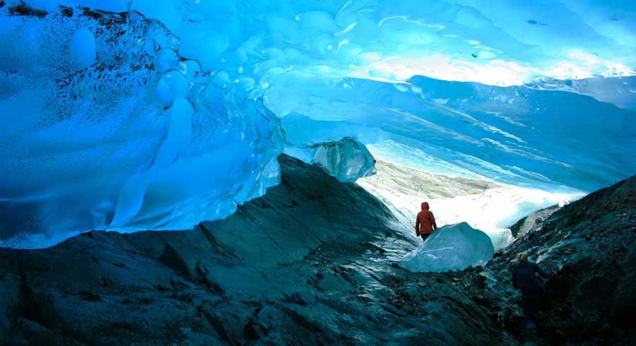 Vista desde una caverna de hielo dentro del glaciar Mendenhall