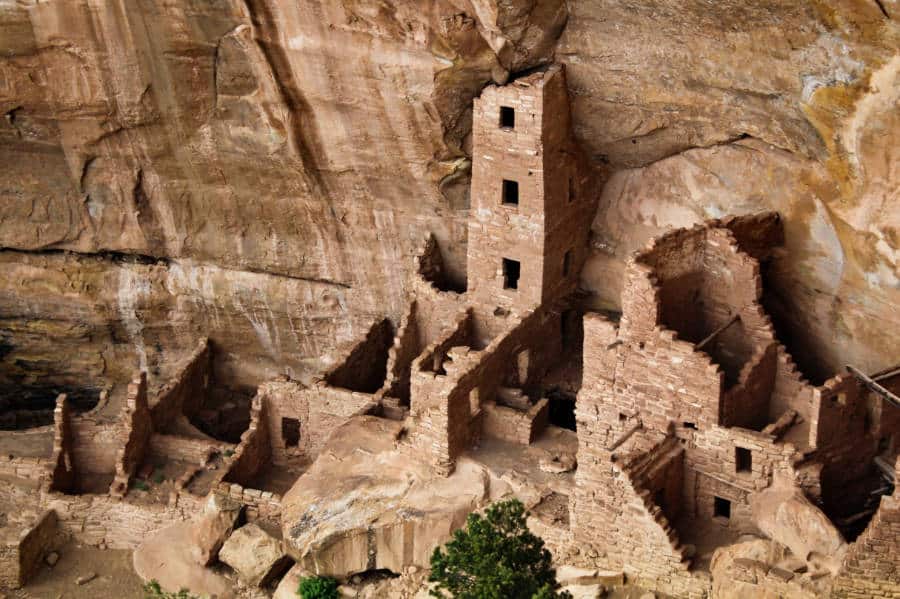 Vista de las viviendas de los acantilados en el parque en el área de Mesa Verde