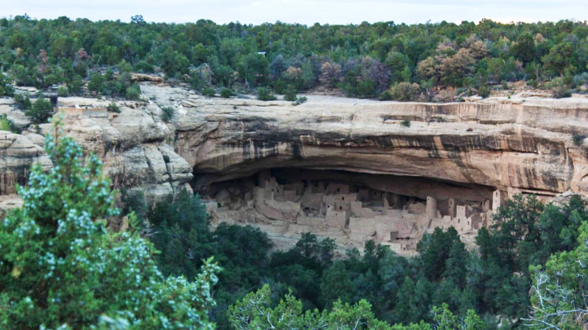Vista de las viviendas desde la distancia en el Parque Nacional Mesa Verde