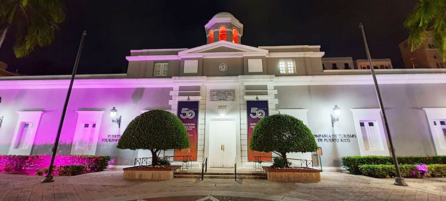 La vista de la Compañía de Turismo de Puerto Rico desde el exterior por la noche