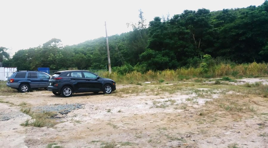 Vista de autos estacionados en un área abierta