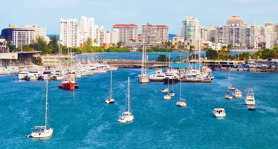 Vista aérea de barcos en un muelle en San Juan, Puerto Rico